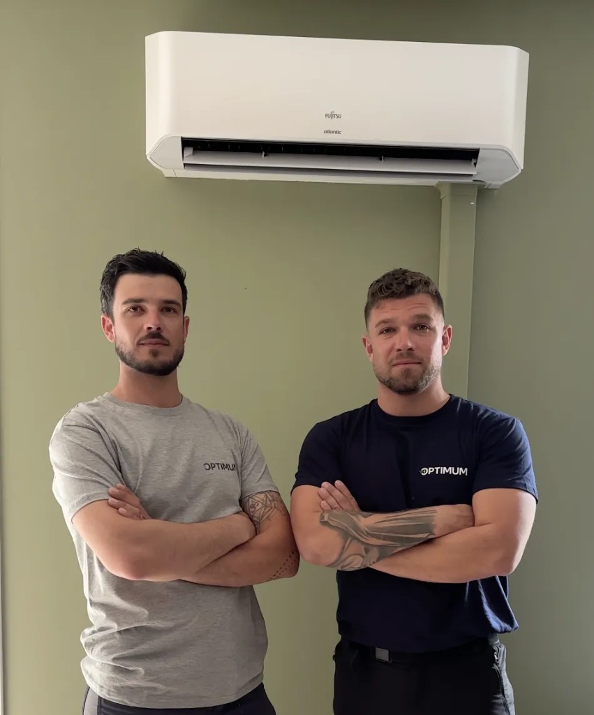 Deux installateurs Optimum Clim, équipe terrain pour le montage et la mise en service des climatiseurs